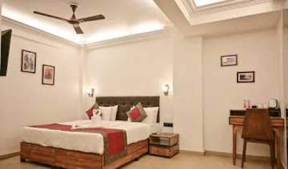 Collection O Nyamah International , Godowlia, Varanasi