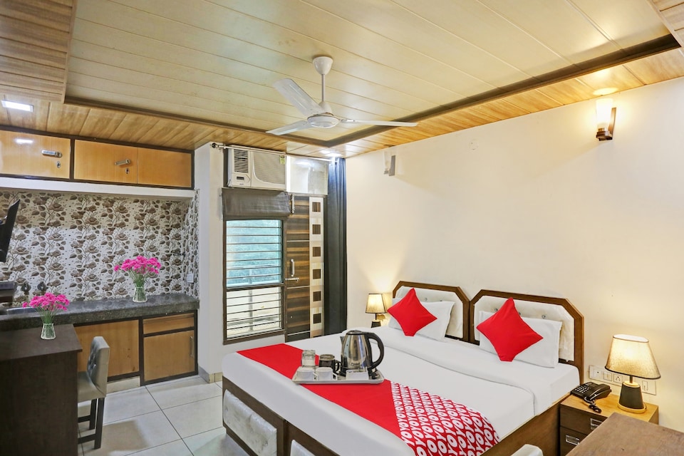 Hotel O THE KNIGHT INN, Pitampura - Rohini Delhi, Delhi