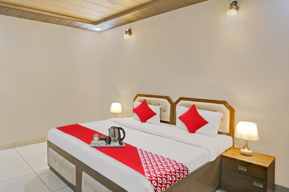 Hotel O THE KNIGHT INN, Pitampura - Rohini Delhi, Delhi