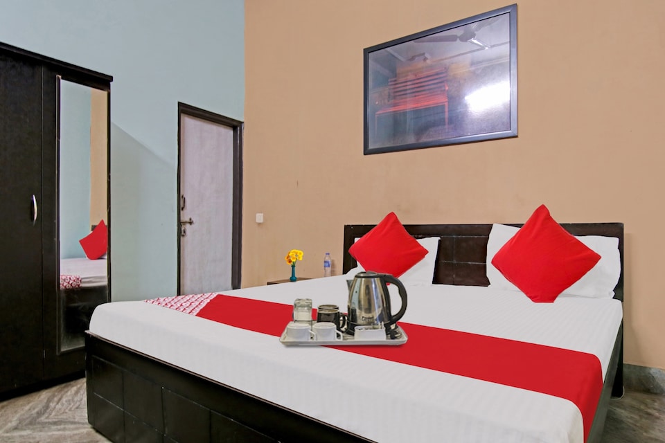 Hotel O Decent Stay , Rajouri Garden Delhi, Delhi