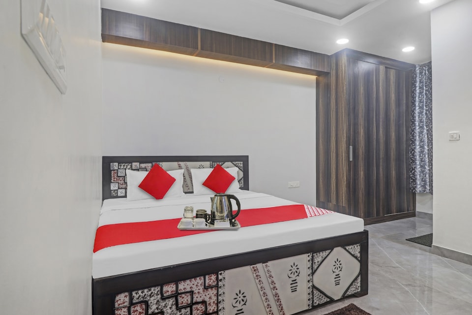 Hotel O Amazing Guest House, Rajouri Garden Delhi, Delhi