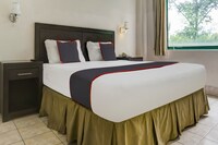 Townhouse OAK Hotel Grand Cikarang