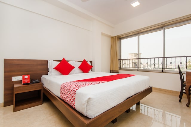 OYO Imperial Plus Near Western Express Highway Metro Station