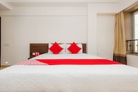 OYO Imperial Plus Near Western Express Highway Metro Station
