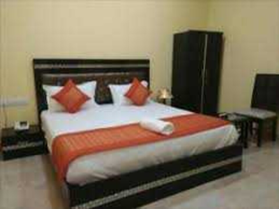 OYO Hotel The Crown Near Ambience Mall, Vasant Kunj Delhi, Delhi