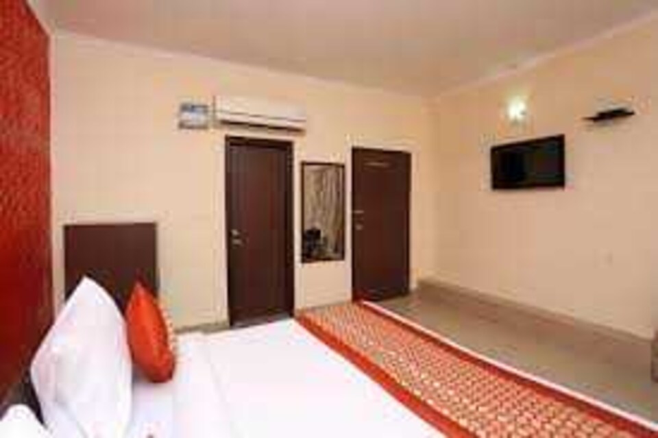 OYO Hotel The Crown Near Ambience Mall, Vasant Kunj Delhi, Delhi