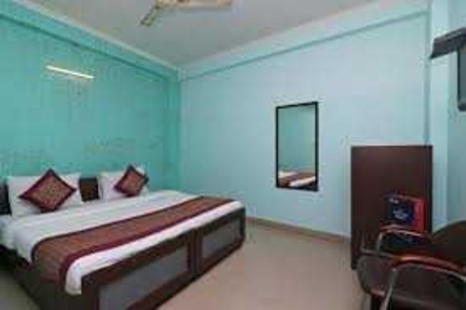 OYO Hotel The Crown Near Ambience Mall, Vasant Kunj Delhi, Delhi