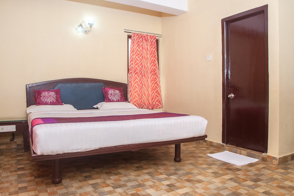 OYO 12357 Hotel Nilgiris Inn, Ooty Town, Ooty