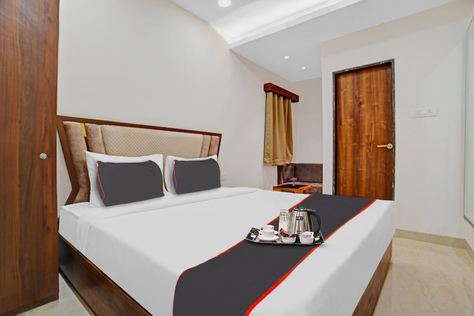 Collection O Hotel Phoenix, Bhawarkua Indore, Indore