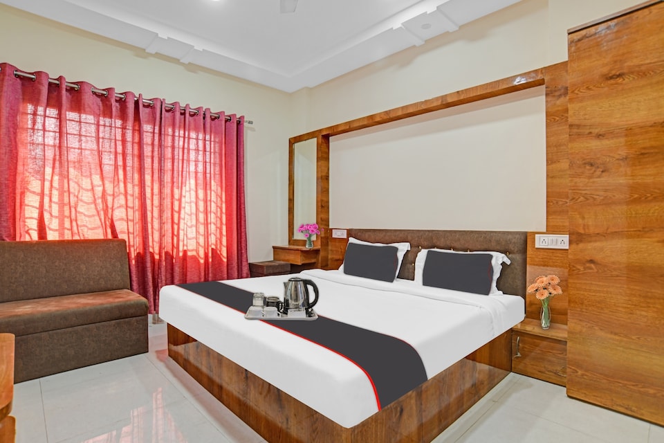 Collection O New Royal Palace, Bhawarkua Indore, Indore