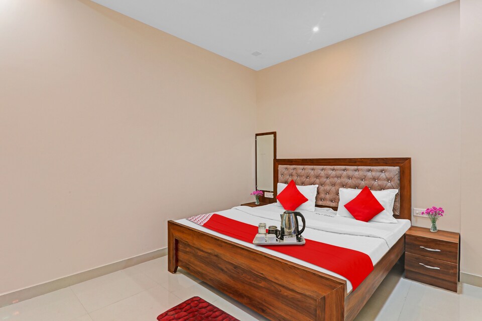 OYO Flagship 703076 Hotel Sanvi Galaxy, Golghar, Gorakhpur