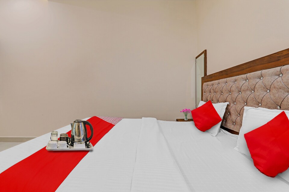 OYO Flagship 703076 Hotel Sanvi Galaxy, Golghar, Gorakhpur