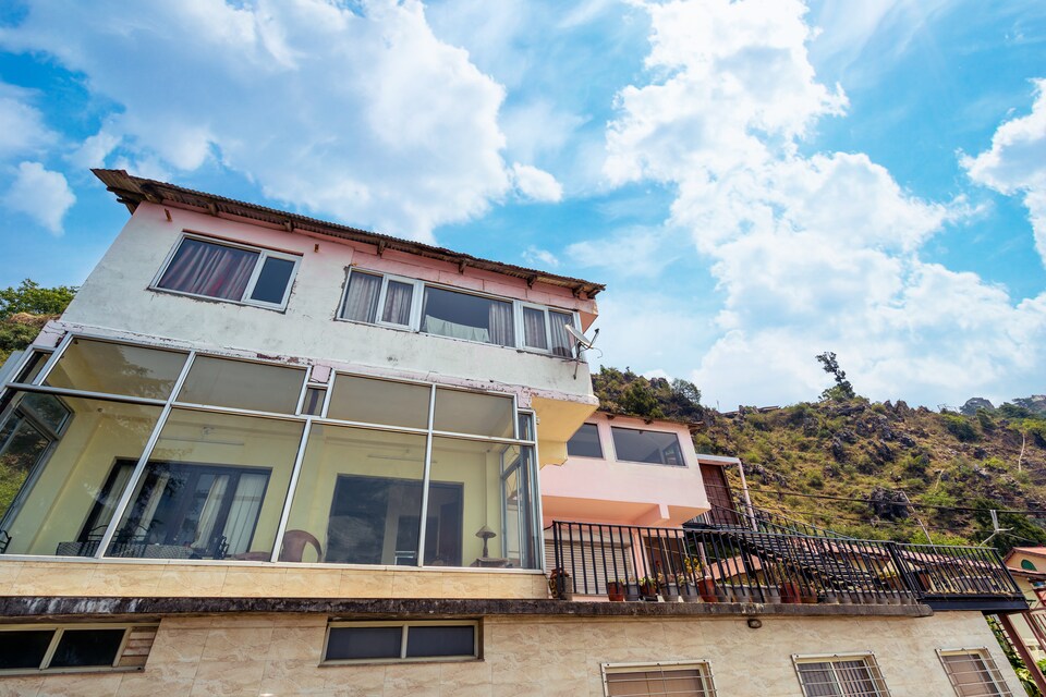 OYO Home 12393 Hill View 2BHK, Mall Road Mussoorie, Mussoorie
