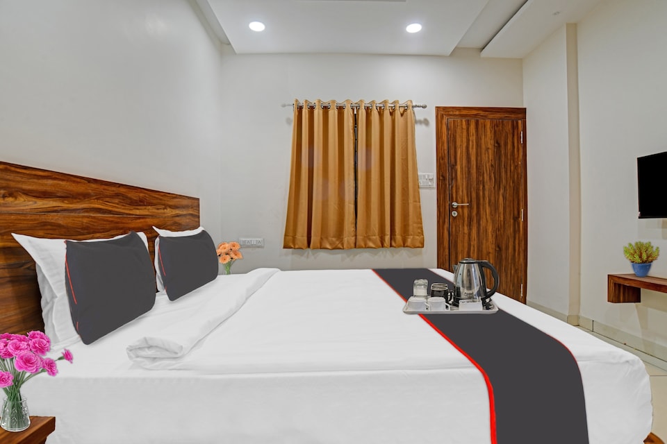 Hotel O Adiyogi Aura, MG Road Indore, Indore