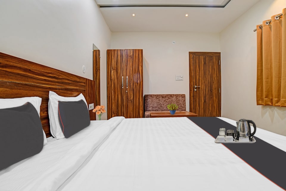 Hotel O Adiyogi Aura, MG Road Indore, Indore