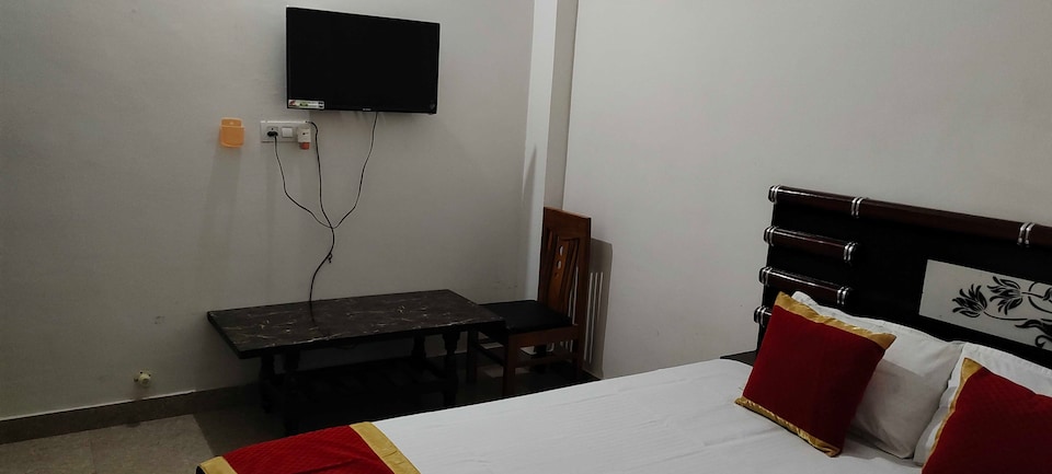 OYO 703555 Hotel Holiday, Bharatpur, Bharatpur