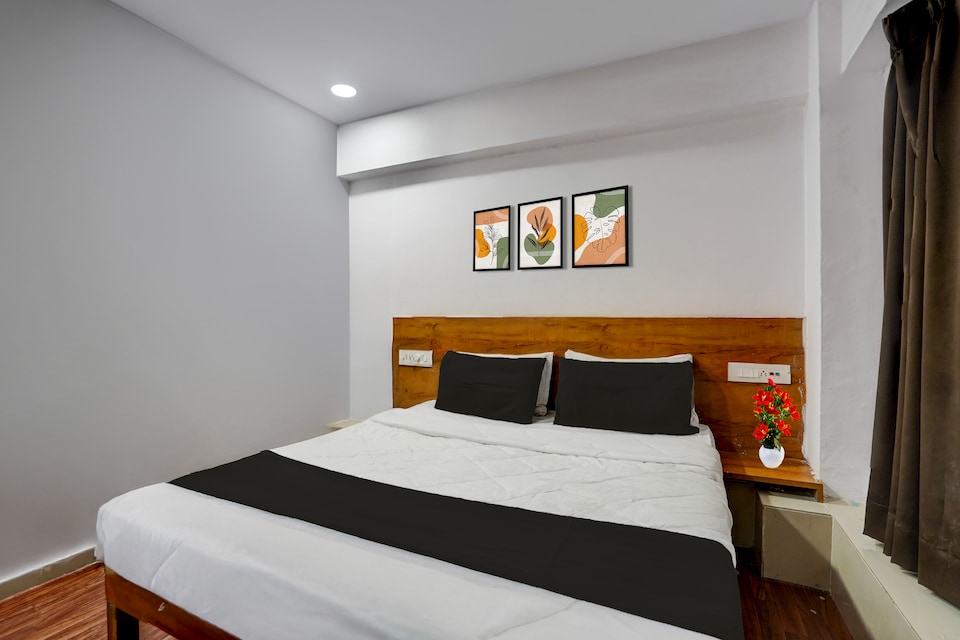 Hotel O RTO Office Surat Formerly Krishna Rooms, Adajan, सूरत