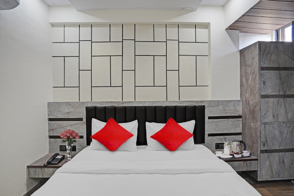 OYO Flagship 703721 The Paras Hotel, Textile Market Surat, Surat