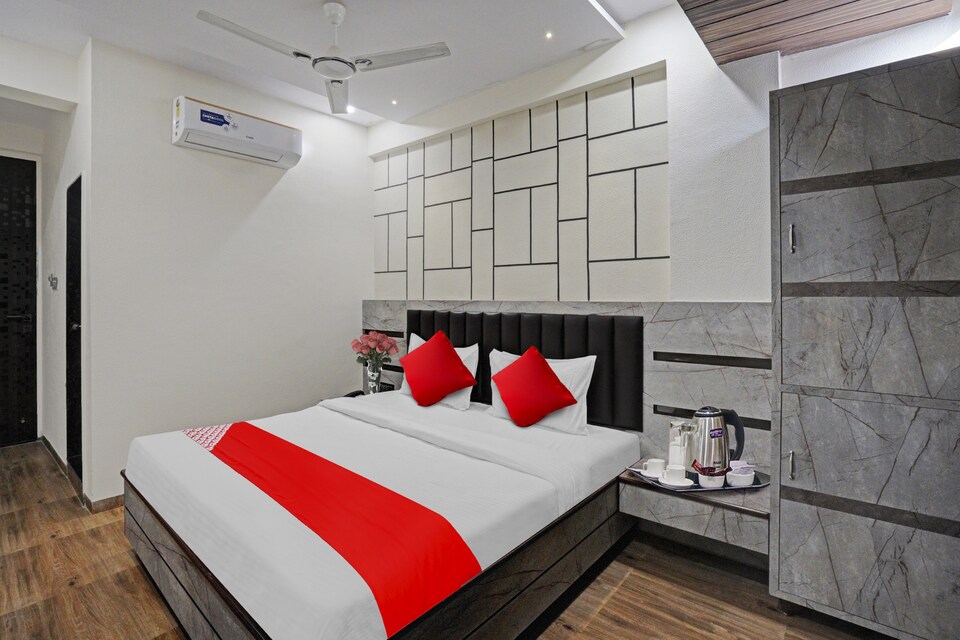 OYO Flagship 703721 The Paras Hotel, Textile Market Surat, Surat