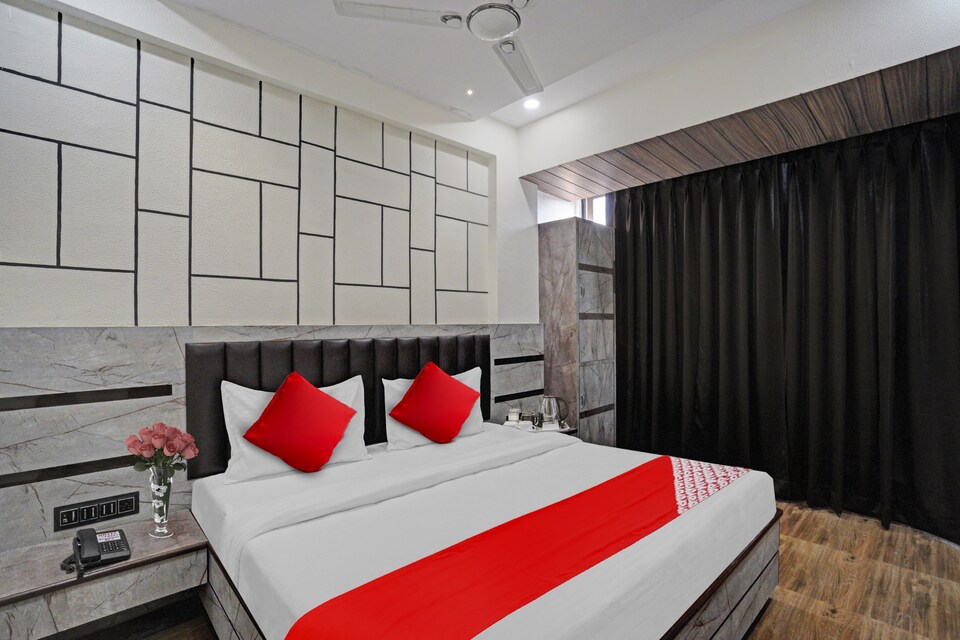 OYO Flagship 703721 The Paras Hotel, Textile Market Surat, Surat