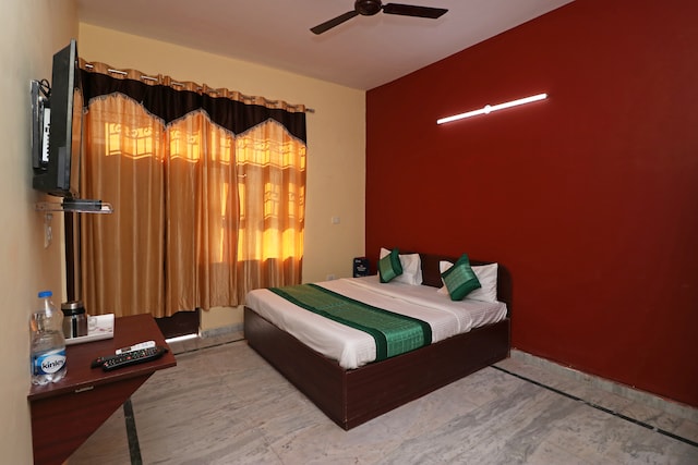 OYO Diamond Castle Near Iskcon Temple Noida