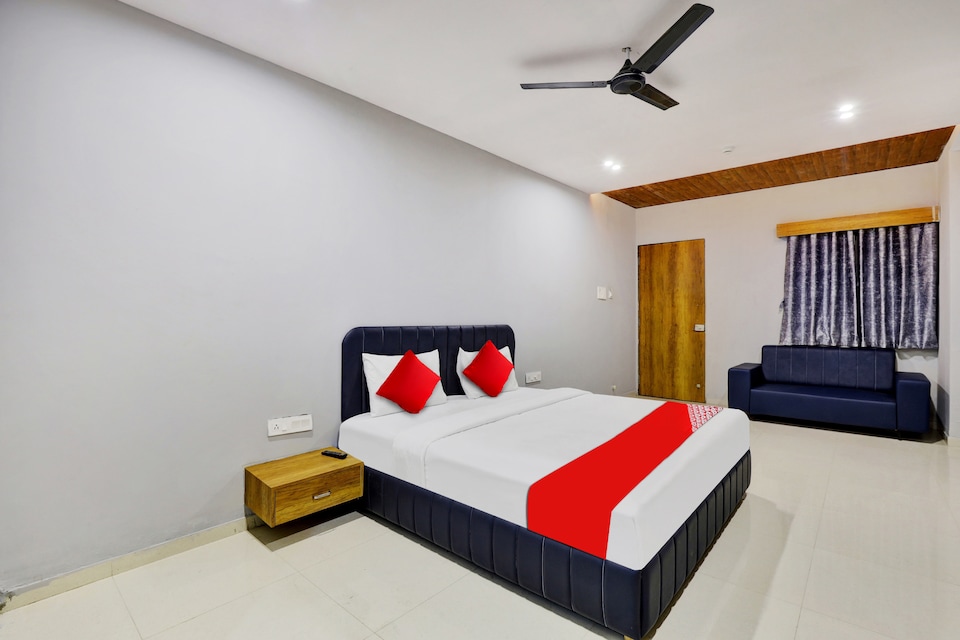OYO Flagship Hotel Luxuria Inn, Airport Surat, Surat