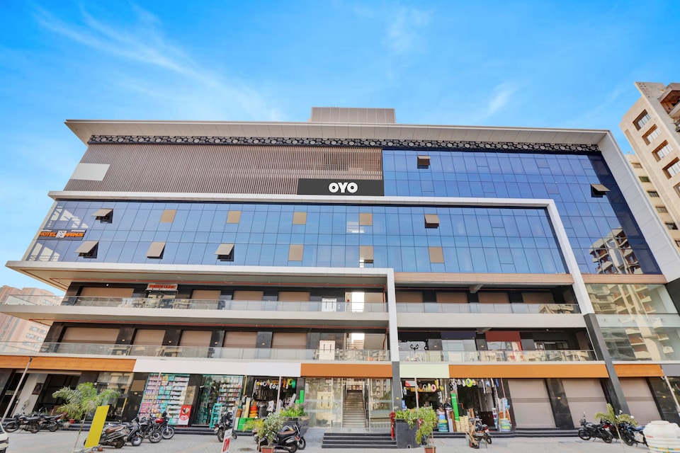 OYO Flagship Hotel Luxuria Inn, Airport Surat, Surat