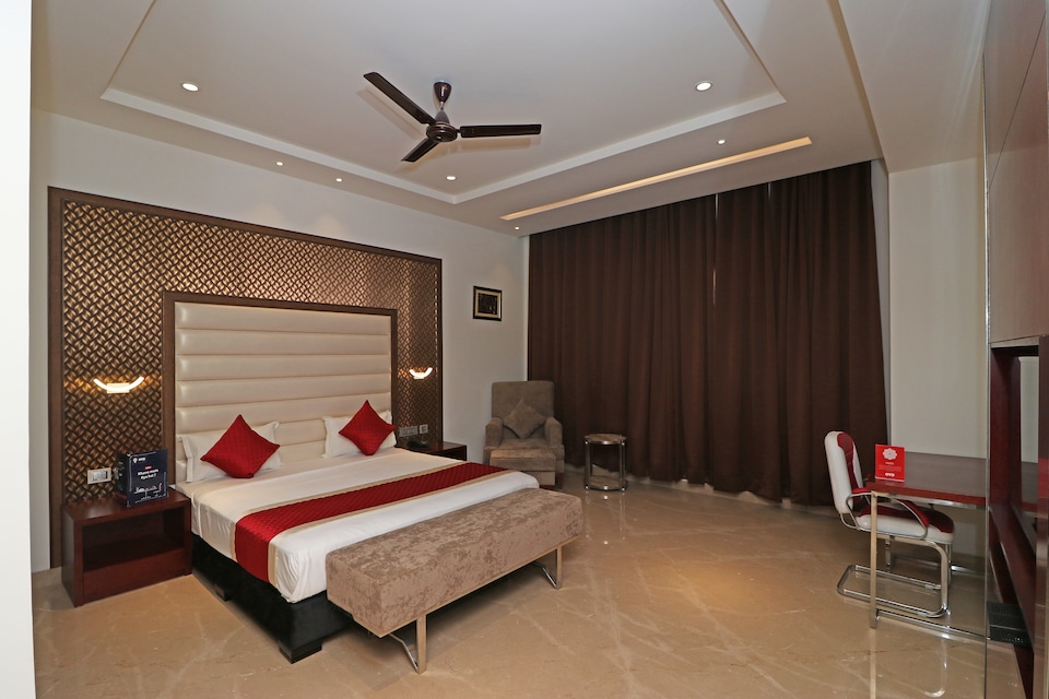 OYO 12464 Hotel C Pearls, Paschim Vihar Delhi, Delhi