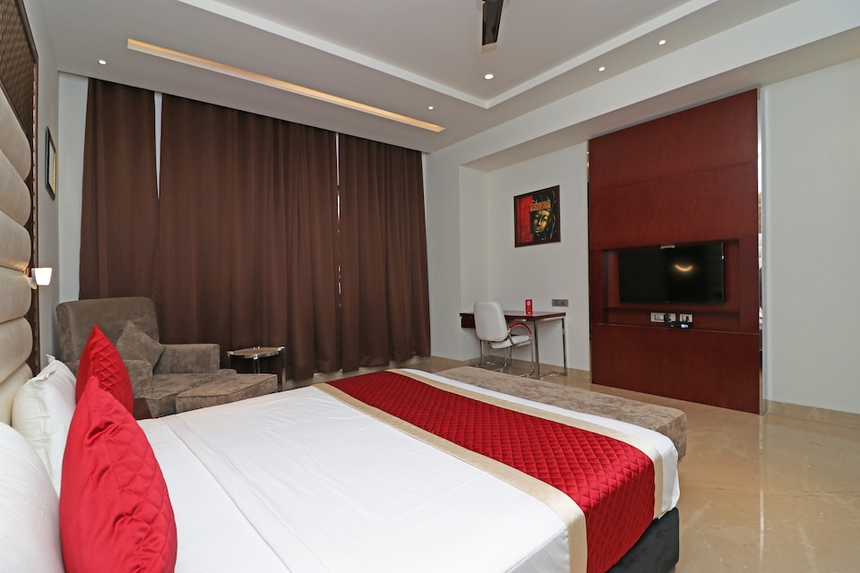 OYO 12464 Hotel C Pearls, Paschim Vihar Delhi, Delhi