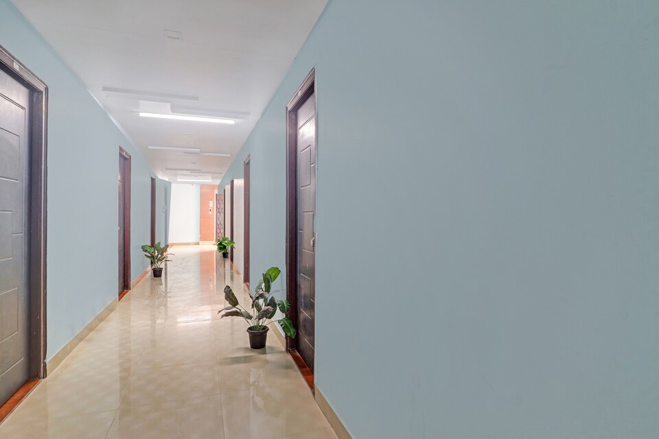 OYO Flagship Grand Aarvi Suites Near Nexus Hyderabad, Kukatpally, हैदराबाद