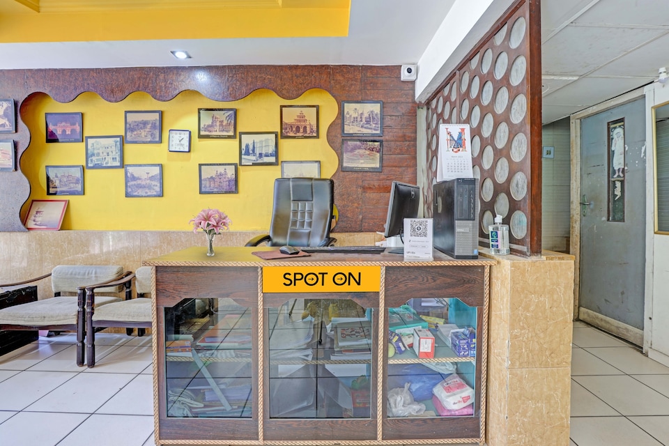 OYO SPOT ON 804633 Hotel Mini Palace, Alkapuri Vadodara, Vadodara