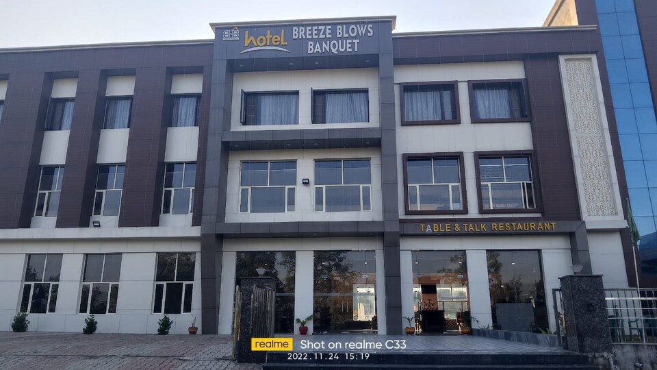 POP Hotel Table And Talk, Katra cluster, Katra