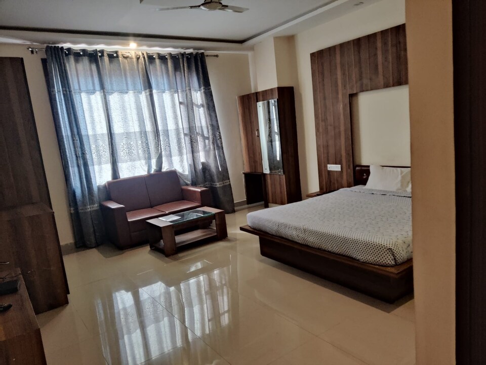 POP Hotel Table And Talk, Katra cluster, Katra