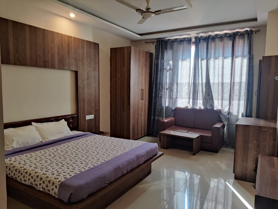 POP Hotel Table And Talk, Katra cluster, Katra