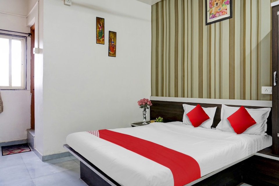 OYO Flagship 80473 A Hotel Siddhivinayak And Lodging, Shikrapur, Pune