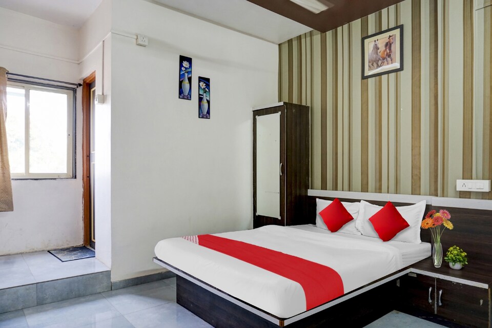 OYO Flagship 80473 A Hotel Siddhivinayak And Lodging, Shikrapur, Pune