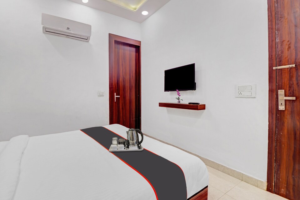 Collection O 80477D The Elet , Shilpgram, Agra