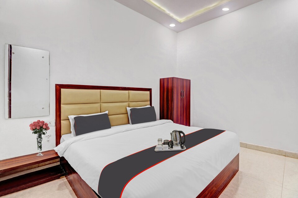 Collection O 80477D The Elet , Shilpgram, Agra