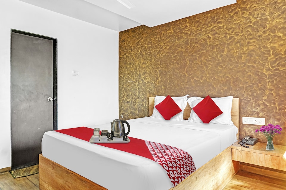 OYO Flagship Srushti Inn Near Fun Time Multiplex, Katraj Khed Shivapur Pune, Pune