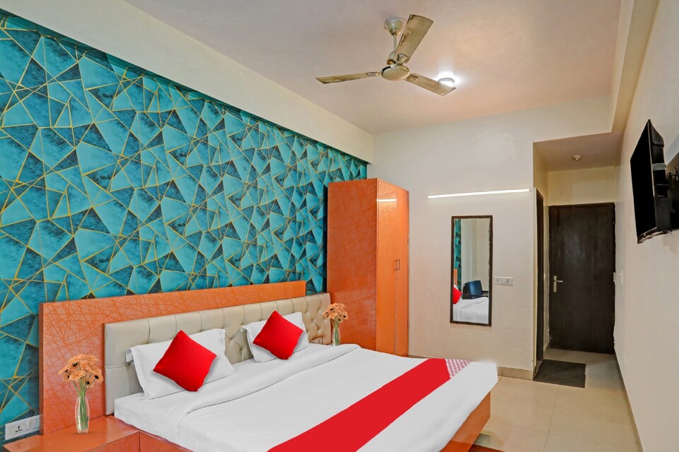 OYO Flagship Arjun Residency House Near ISKCON Temple Noida, Noida Expressway SEZ, Noida