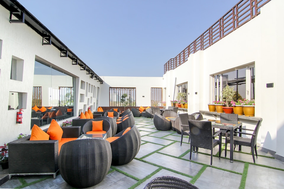 Capital O 12496 Skyotel, Hazratganj Lucknow, लखनऊ
