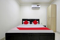 OYO Flagship 804903 Campus Luxurious Hotel Near Shastri Nagar Metro Station