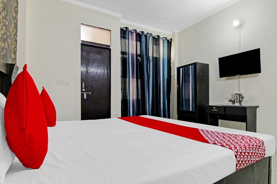 OYO Flagship Hotel Vibrant Near Dwarka Mor Metro Station, Dwarka Delhi, Delhi