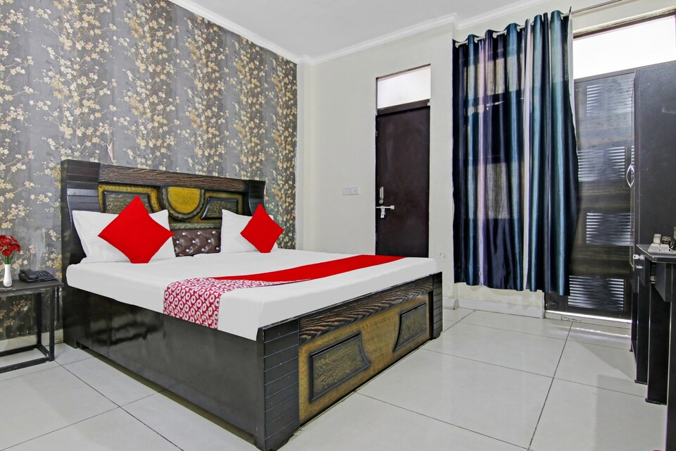 OYO Flagship Hotel Vibrant Near Dwarka Mor Metro Station, Dwarka Delhi, Delhi