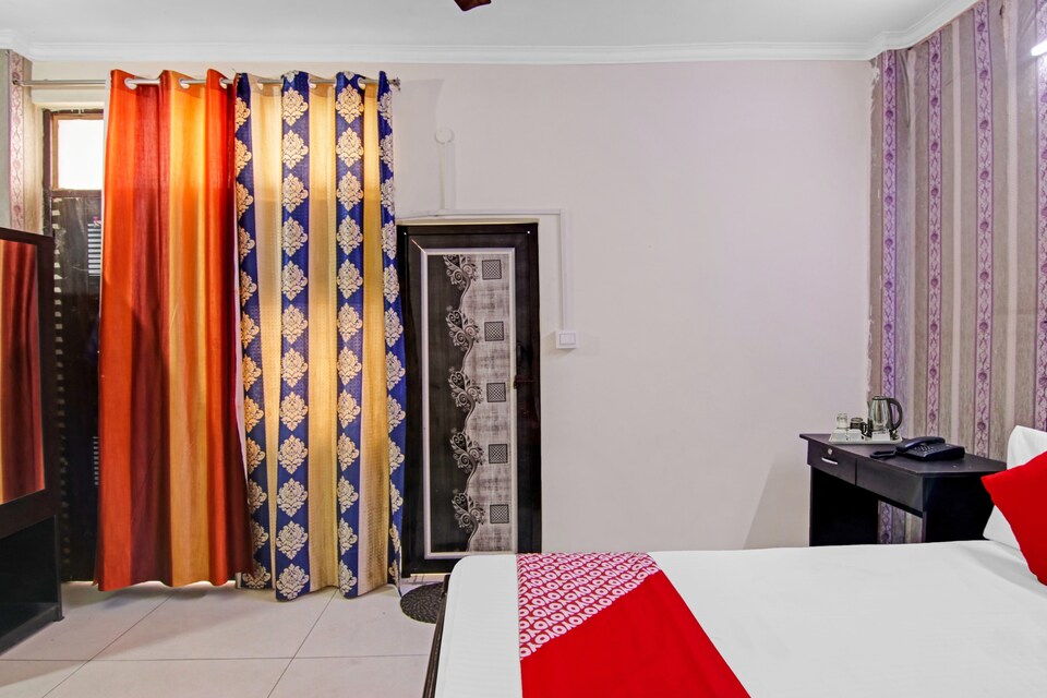 OYO Flagship Hotel Vibrant Near Dwarka Mor Metro Station, Dwarka Delhi, Delhi