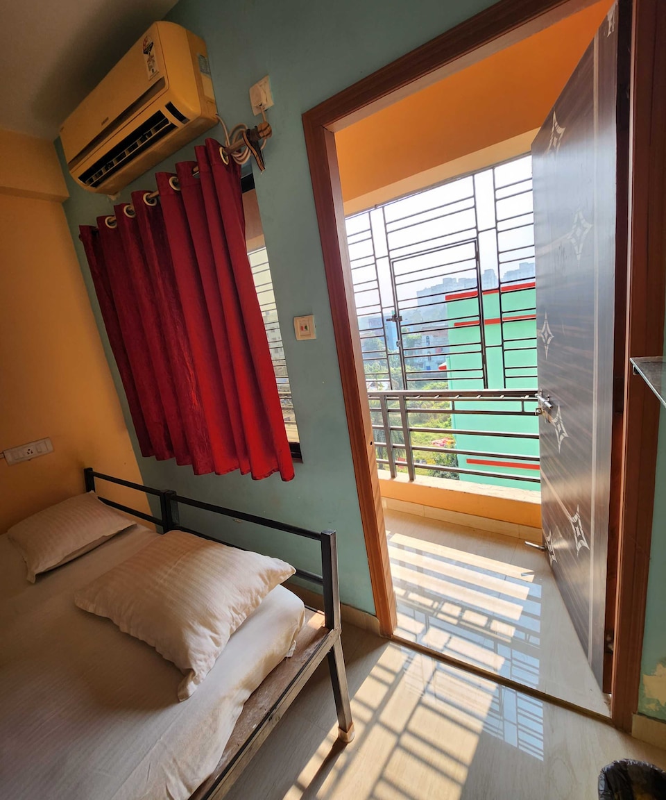 OYO R Guest House Near Netaji Subhash Chandra Bose International Airport, Rajarhat Kolkata, Kolkata