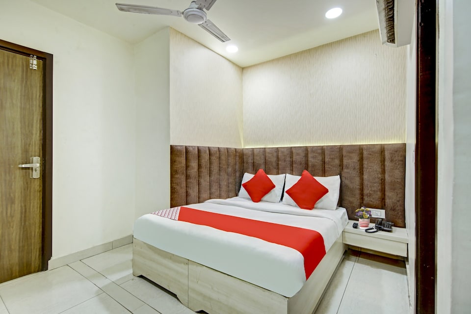 OYO Hotel 7 Heaven Near Satyam Inox Patel Nagar, Pitampura - Rohini Delhi, Delhi