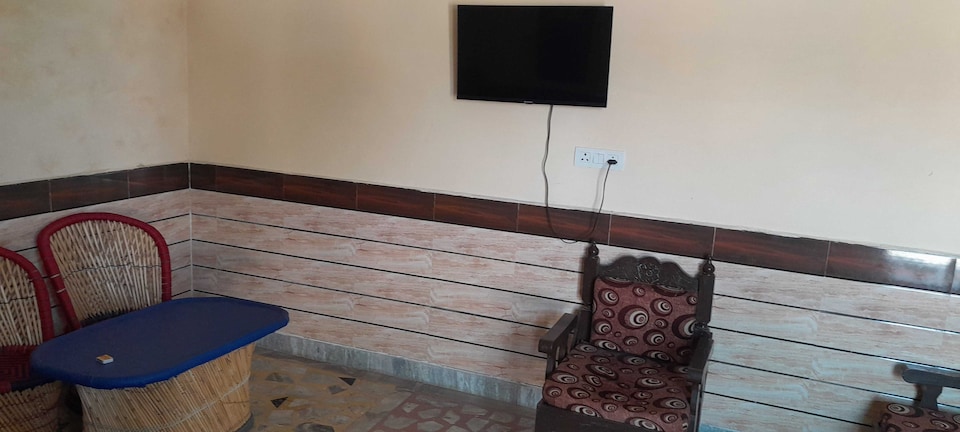 OYO Khatri Hotel Near INOX Gurgaon Dreamz, Old Gurgaon, Gurgaon