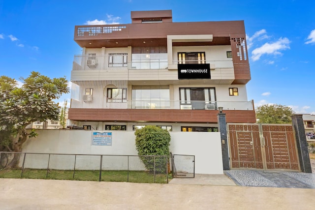 Townhouse by OYO Mayfield Garden Nearby Golf Course Road
