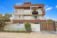 Townhouse by OYO Mayfeild Garden nearby Golf Course Road.